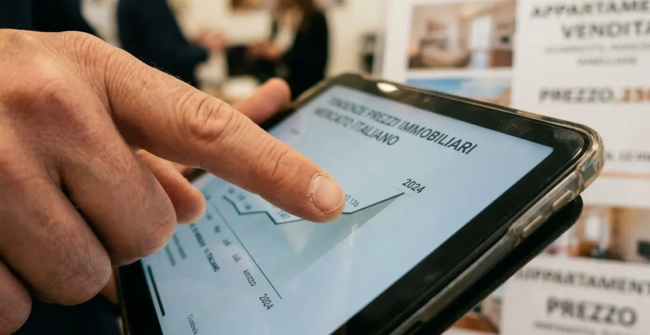 Primo piano estremo di dito che indica linea grafico trend prezzi immobiliari su schermo tablet, annunci mercato italiano visibili sfocati sullo sfondo, profondità campo ridotta